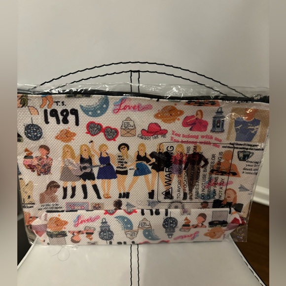 🎤 Taylor Swift bundle 🎤- 2 pouches, croc giblets, straw covers - Picture 7 of 8